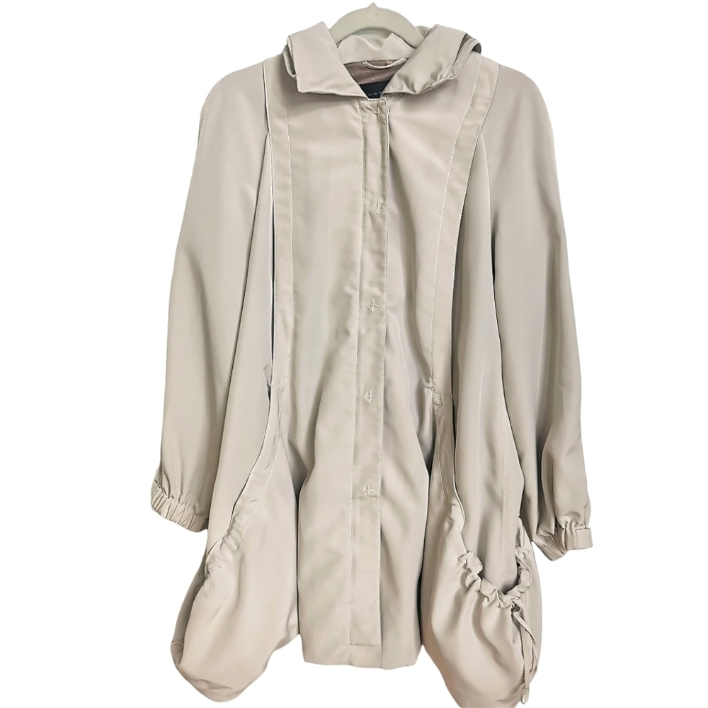 Elie Tahari Size 6 Tan Jacket with packable hood. Vintage. Flowy
